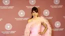 Aktris asal Spanyol Penelope Cruz curi atensi mengenakan pink dramatic gown with long train dari Tamara Ralph. [Foto: IG/penelopecruz_love_].
