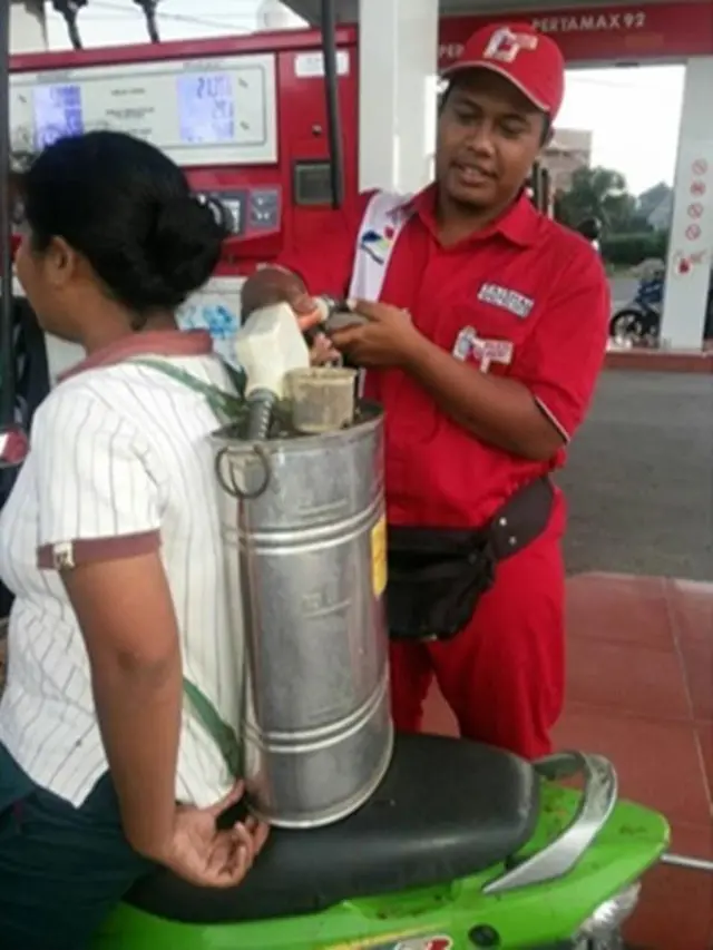 6 Aksi Emak-Emak Saat Isi Bensin Ini Bikin Geleng Kepala, Kocak
