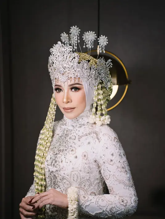 Merayakan wedding anniversary ke-30, Melly Goeslaw dan Anto Hoed kenakan baju pengantin Sunda [@melly_goeslaw]