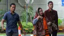 Kepala Bidang Tata Ruang Dinas PUPR Bekasi Neneng Rahmi tiba di Gedung KPK, Jakarta, Selasa(11/12). Neneng menggunakan kain penutup kepala jelang menjalani pemeriksaan penyidik KPK. (Merdeka.com/Dwi Narwoko)
