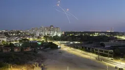 Sistem antirudal Iron Dome Israel menembak untuk mencegat roket yang diluncurkan dari Jalur Gaza menuju Israel di Ashkelon, Israel, 7 Agustus 2022. Para pejabat Mesir telah bekerja untuk membawa kedua pihak mencapai kesepakatan setelah meletusnya pertempuran yang membuat pesawat Israel menyerang sasaran di Gaza dan gerilyawan menembakkan ratusan roket sampai jauh ke dalam Israel. (AP Photo/Tsafir Abayov)