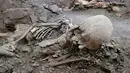 Kerangka manusia terlihat di Taman Arkeologi Pompeii, Italia pada 16 Mei 2023. (Handout/Parco Archeologico di Pompei press office/AFP)
