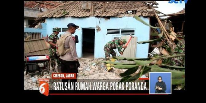 TNI-Polri Bantu Korban Puting Beliung Cirebon Bersihkan Puing Bangunan