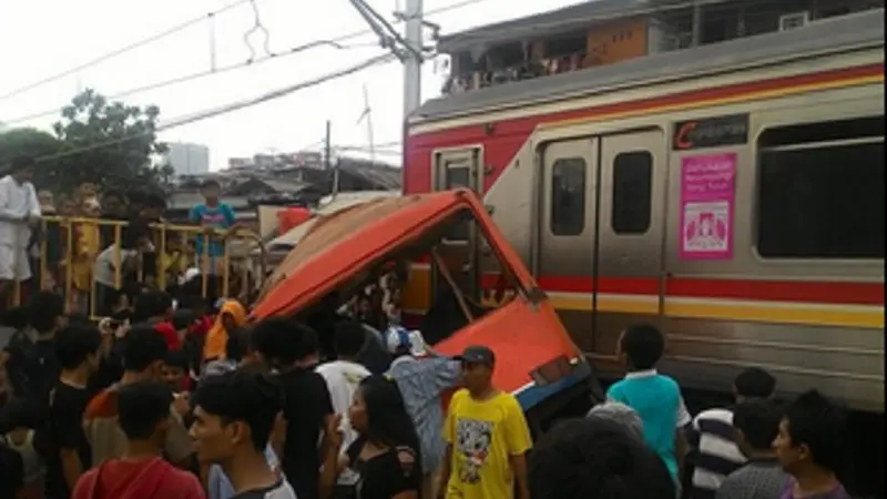 20151206-Kecelakaan Kereta-Metromini-Angke Tambora-Jakarta Barat