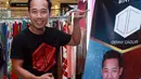 Banyak artis-artis mempersiapkannya hari tuanya nanti. Apalagi artis pendatang baru terus bermunculan. Untuk menyambung hidupnya, beberapa artis mulai merintis usaha. Denny Cagur bersama teman-temannya menekuni bisnis fesyen. (Deki Prayoga/Bintang.com)