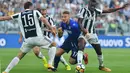 Penyerang Lazio, Ciro Immobile berusaha melewati para pemain Lazio pada pertandingan lanjutan Liga Serie A Italia di Stadion Allianz di Turin, (14/10). Immobile mencetak dua gol dipertandingan ini. (Alessandro Di Marco / ANSA via AP)
