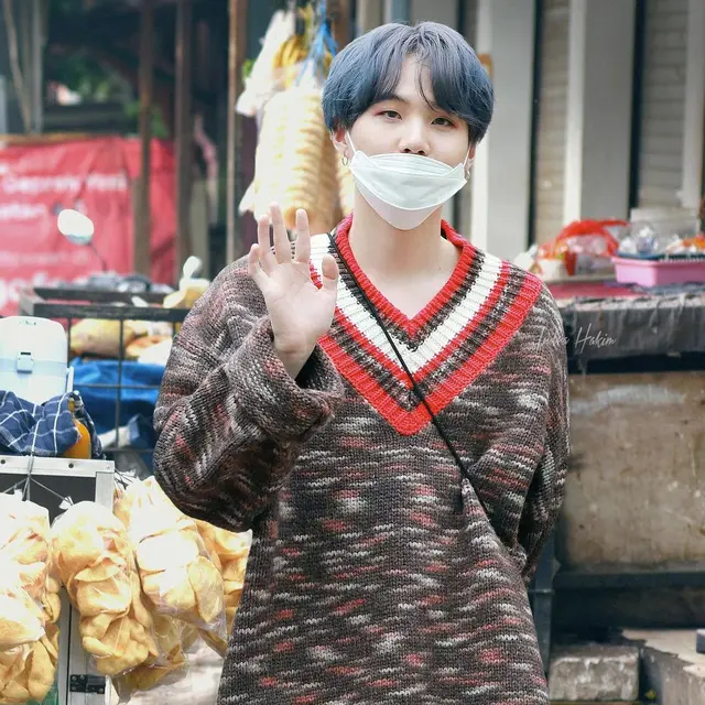 6 Editan Foto Idol K-Pop Saat Jalan-Jalan di Pasar Ini Kocak