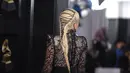 Sebelum tampil, Lady Gaga pun menunjukkan gaun indahnya yang berbeda di red carpet. Tak lupa dengan hairdo yang cantik. (JAMIE MCCARTHY / GETTY IMAGES NORTH AMERICA / AFP)