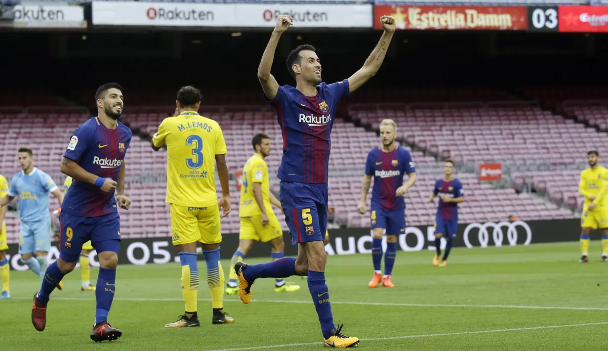 Gelandang Barcelona, Sergio Busquets, melakukan selebrasi setelah mencetak gol ke gawang Las Palmas pada laga La Liga Spanyol, Minggu (1/10/2017). Barcelona menang 3-0 atas Las Palmas. (AP/Manu Fernandez)