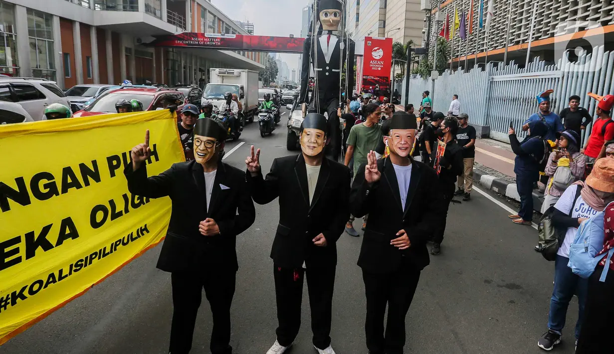Aksi tersebut untuk mengajak para pemilih dalam pemilu 2024 untuk tidak memlih paslon yang menjadi boneka oligarki. (Liputan6.com/Angga Yuniar)