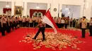 Presiden Joko Widodo (kanan) saat upacara pelepasan Kontingen Gerakan Pramuka Indonesia di Istana Negara, Jakarta, Jumat (19/7/2019). Kontingen Gerakan Pramuka Indonesia mengirimkan 67 peserta untuk menghadiri Jambore Pramuka Dunia XXIV. (Liputan6.com/Angga Yuniar)