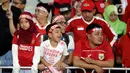 Beberapa pendukung Timnas Indonesia saat merayakan kemenangan Garuda Muda saat laga Semifinal Piala AFF U-23 2025 melawan Thailand di Stadion Utama Gelora Bung Karno (SUGBK), Jakarta, Jumat (25/7/2025). (Liputan6.com/Helmi Fithriansyah)