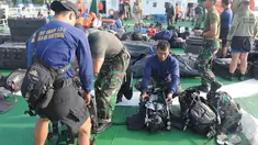 Hari kelima pencarian AirAsia QZ8501 di Selat Karimata, para penyelam tampak kembali menyiapkan alat, Kamis (1/1/2015). (Liputan6.com/Herman Zakharia)