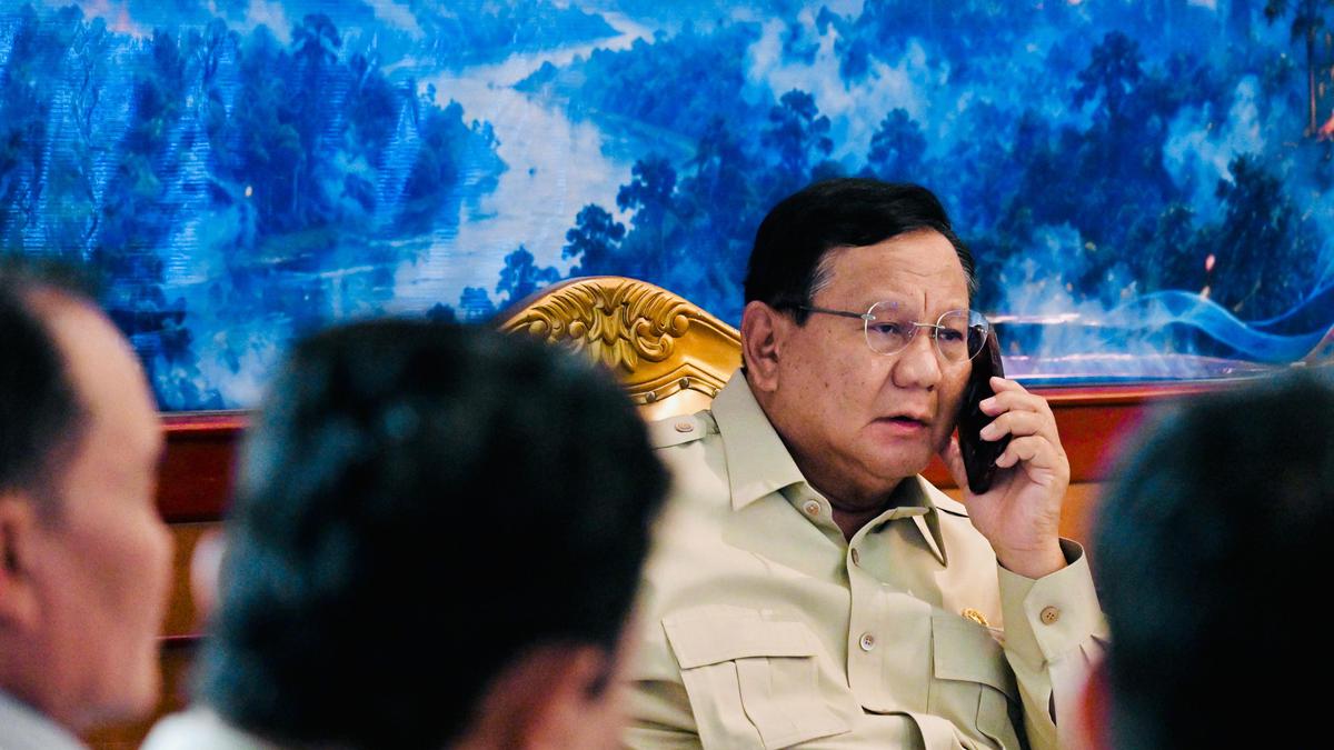 Momen Prabowo Telepon di Tengah Rapat Kebakaran Hutan, Minta Pompa dan Heli