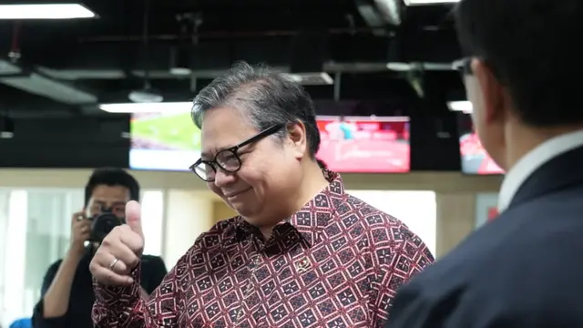 Menko Bidang Perekonomian Airlangga Hartarto dalam kunjungan monitoring pelaksanaan Program Pemagangan Lulusan Perguruan Tinggi di EMTEK Group (PT Elang Mahkota Teknologi) di SCTV Tower, Jakarta, Rabu (17/12/2025). (Foto: ekon.go.id)