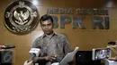 Perwakilan Koalisi Selamatkan BPK memberikan keterangan ketika melaporkan  Ketua BPK RI, Harry Azhar di Gedung BPK RI, Jakarta, Selasa (26/4). Harry Azhar dilaporkan atas dugaan pelanggaran kode etik terkait dengan Panama Papers (Liputan6.com/Johan Tallo)
