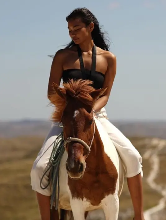 Saat liburan ke Sumba, Nusa Tenggara Timur Sarah Tumiwa juga melakukan pemotretan dengan menunggangi kuda. Dengan latar pemandangan indah, hasil pemotretannya pun tampak begitu memukau. (Liputan6.com/IG/@sarahtumiwa)