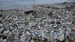 Sampah kiriman tersebut berserakan di pesisir pantai sejak awal Desember 2024. (SONNY TUMBELAKA/AFP)