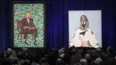 Lukisan Presiden AS ke-44 Barack Obama dan istrinya Michelle Obama yang dipamerkan saat upacara peresmian di Galeri Potret Nasional Smithsonian, Washington DC (12/2). (Mark Wilson/Getty Images/AFP)