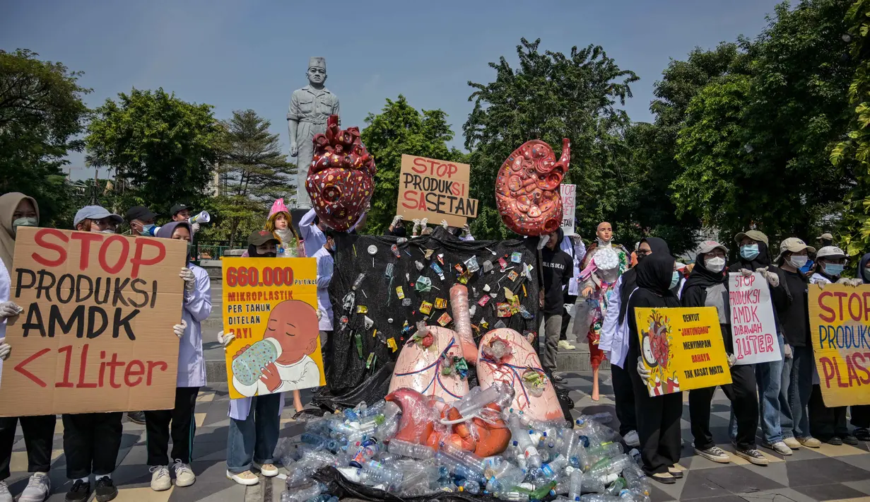 Diketahui, polusi dari plastik sangat berbahaya bagi lingkungan karena bisa menyebar di sungai hingga udara, dan bisa menyebabkan ikan-ikan terkontaminasi oleh mikroplastik. (Juni KRISWANTO/AFP)