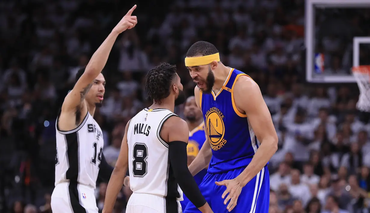 Pebasket Golden State Warriors, JaVale McGee, bersitegang dengan pebasket San Antonio Spurs, Patty Mills, pada laga final NBA Wilayah Barat di San Antonio, Sabtu (20/5/2017). Spurs kalah 108-120 dari Warriors. (AFP/Ronald Martinez)