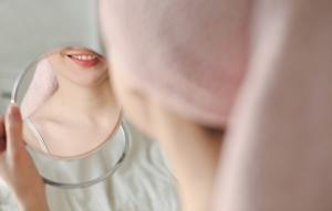 Ilustrasi wanita sedang melihat cermin. (dok. Unsplash/Galina Kondratenko)