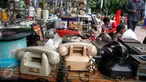 Telepon antik dijual pada pagelaran 'Jakarta Vintage Weekend Market' di Tugu Proklamasi, Jakarta, Minggu (20/12/2015). Kegiatan ini dalam rangka mengumpulkan sumbangan untuk para veteran yang hidup miskin. (Liputan6.com/Faizal Fanani)