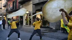 Anggota Pizzaioli Acrobats Coldiretti  melakukan Pizzaioli atau seni memutar adonan piza di Naples, Italia, 7 Desember 2017. Seni memutar adonan piza milik masyarakat Napoli reSmi masuk dalam daftar "warisan budaya tak benda" UNESCO. (Tiziana FABI/AFP)