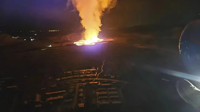 Lava dari gunung berapi meletus dekat Kota Grindavik, Islandia, Minggu 14 Januari 2024 dari pantauan helikopter penjaga pantai. (Iceland Civil Protection via AP).