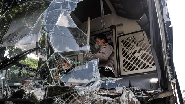 FOTO: Bus Transjakarta Tabrak Pos Lantas PGC Cililitan
