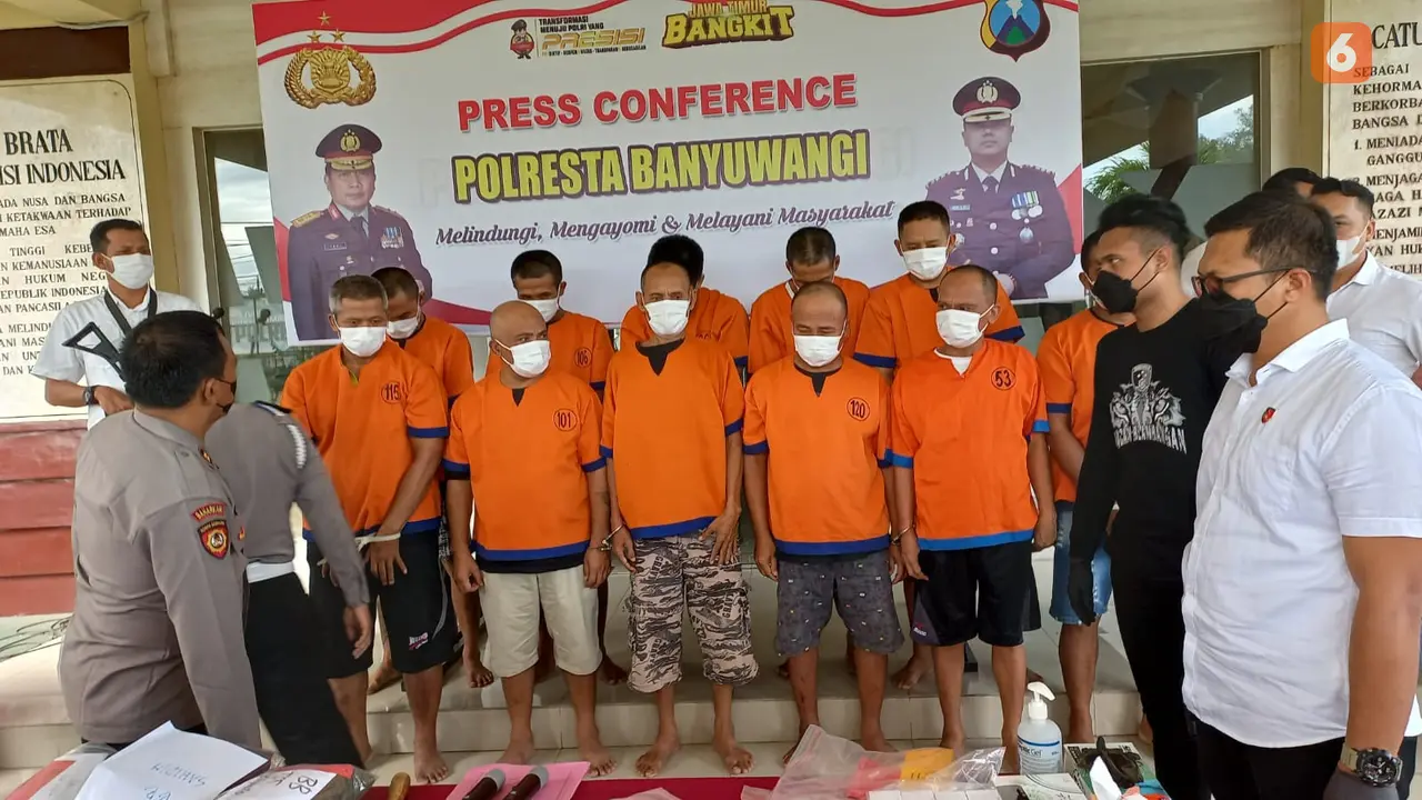 Kompoltan pria bercelurit yang santroni rumah warga Giri Banyuwangi  dibekuk polisi. (Hermawan Arifianto/Liputan6.com)