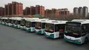 Foto udara 14 Januari 2020, bus-bus listrik di Wilayah Laixi di Qingdao, Provinsi Shandong, China. Untuk mengurangi emisi karbon dan melestarikan lingkungan, Wilayah Laixi telah mengonversi seluruh bus umum yang dimilikinya menjadi 116 bus listrik di area perkotaan sejauh ini. (Xinhua/Ding Hongfa)