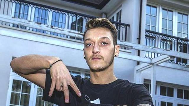 Mesut Ozil Pamer Sepatu