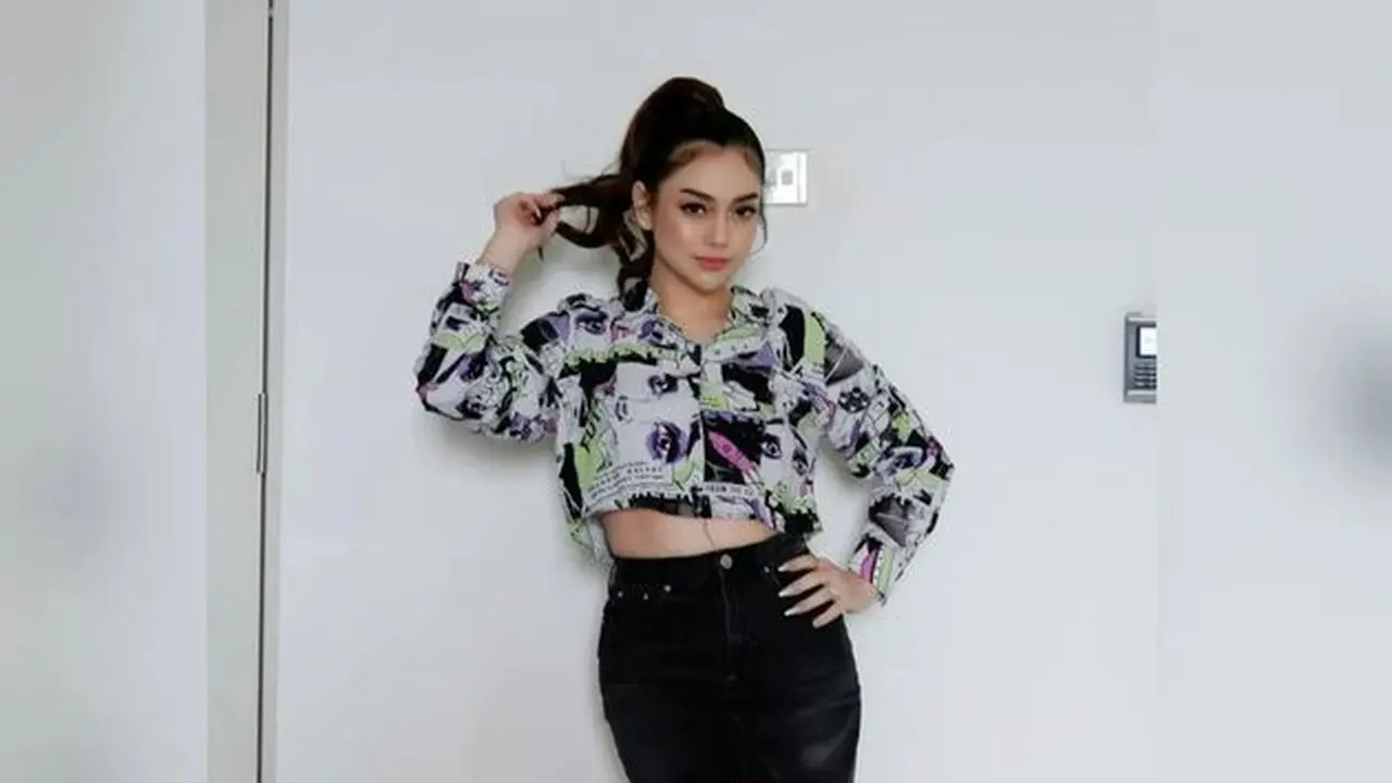 [Fimela] Sudah Punya 4 Anak, Ini 6 Potret Cantik Celine Evangelista yang Pamer Perut Rata