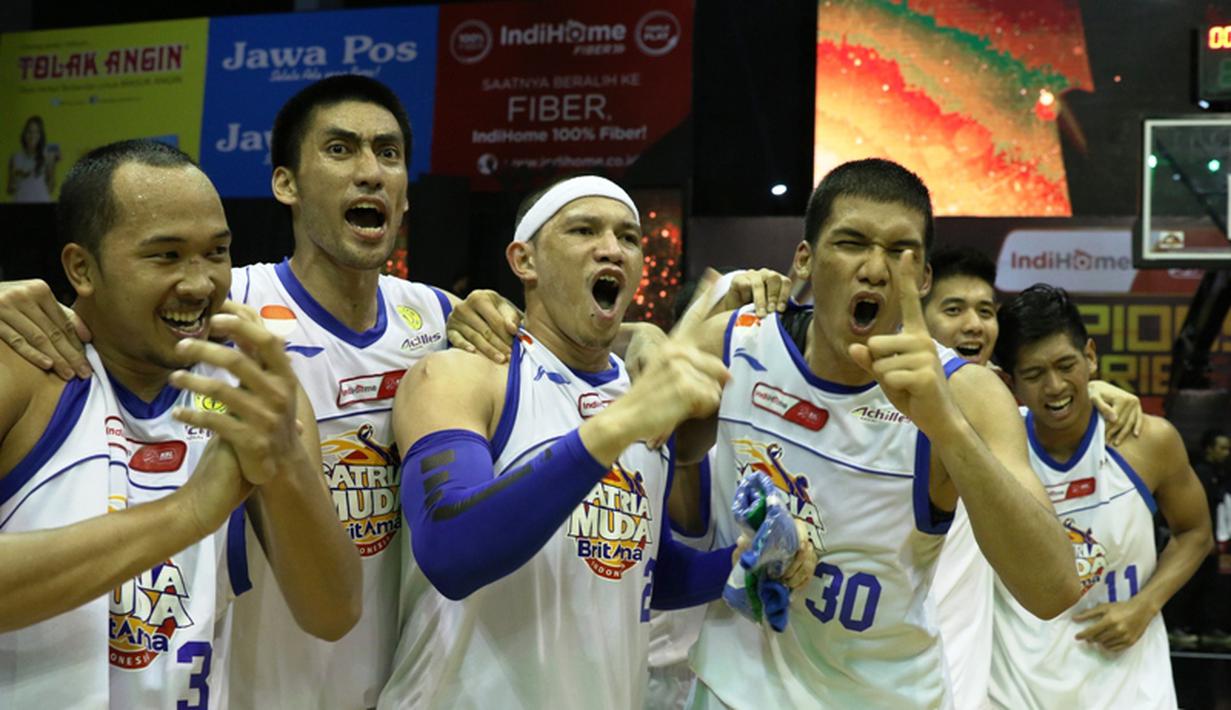 Pemain Satria Muda merayakan kemenangan atas Pelita Jaya dan menjadi juara NBL 2015