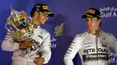 Duo pebalap Mercedes, GP Lewis Hamilton dan Nico Rosberg, kembali naik podium di Bahrain setelah juga melakukannya di GP Australia, GP Malaysia, dan GP China. (photo by AFP/MARWAN NAAMANI)