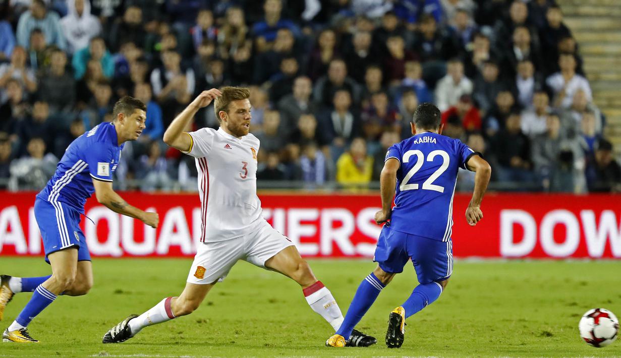 Gelandang Spanyol, Asier Illaramendi, melepas umpan saat melawan Israel pada laga kualifikasi Piala Dunia 2018 di Stadion Teddy, Yerusalem,Senin (9/10/2017). Israel kalah 0-1 dari Spanyol. (AFP/Jack Guez)