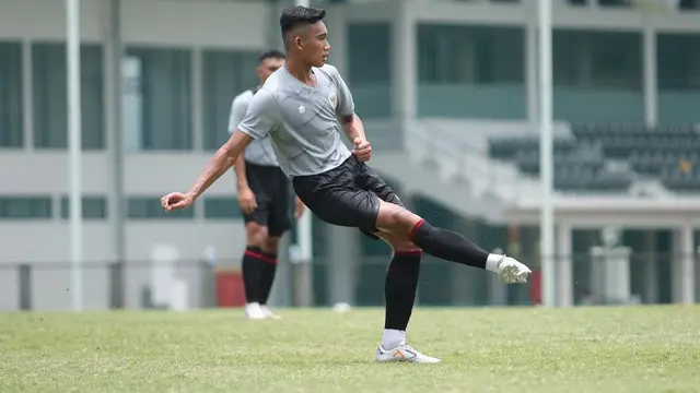 5 Potret Rizky Ridho saat Latihan Bersama Timnas, Bek Muda Persebaya