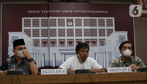 Anggota Komisi Pemilihan Umum (KPU) Idham Holik (kemeja putih) memberikan keterangan Sistem Informasi Partai Politik (Sipol) Pemilu 2024 di Jakarta, Jumat (24/6/2022). KPU meluncurkan Sipol Pemilu 2024 dan telah membuka aksesnya untuk memperlancar proses pendaftaran dan verifikasi partai politik. (Liputan6.com/Angga Yuniar)