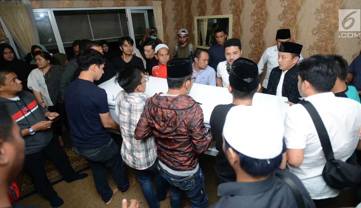 Jenazah gitaris grup band Seventeen Herman Sikumbang tiba di rumah duka di Pancoran, Jakarta Selatan, Senin (24/12). Rencananya, jenazah Herman akan dimakamkan di kampung halamannya di Maluku Utara. (Kapanlagi.com/Bayu Herdianto)