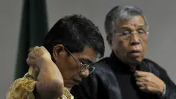Terdakwa kasus dugaan penghilangan pasal korupsi Gayus Tambunan, Cirus Sinaga (kiri), mengikuti persidangan dengan agenda pembacaan pembelaan atau pledoi di Pengadilan Tipikor, Jakarta, Kamis (6/10).(Antara) 