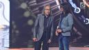 Kelvin Nugroho dan Sentot Sahid menerima penghargaan Penata editing Film Terpuji dalam ajang Festival Film Bandung 2017 di studio 6 Emtek, Jakarta (22/10). (Liputan6.com/Helmi Afandi)