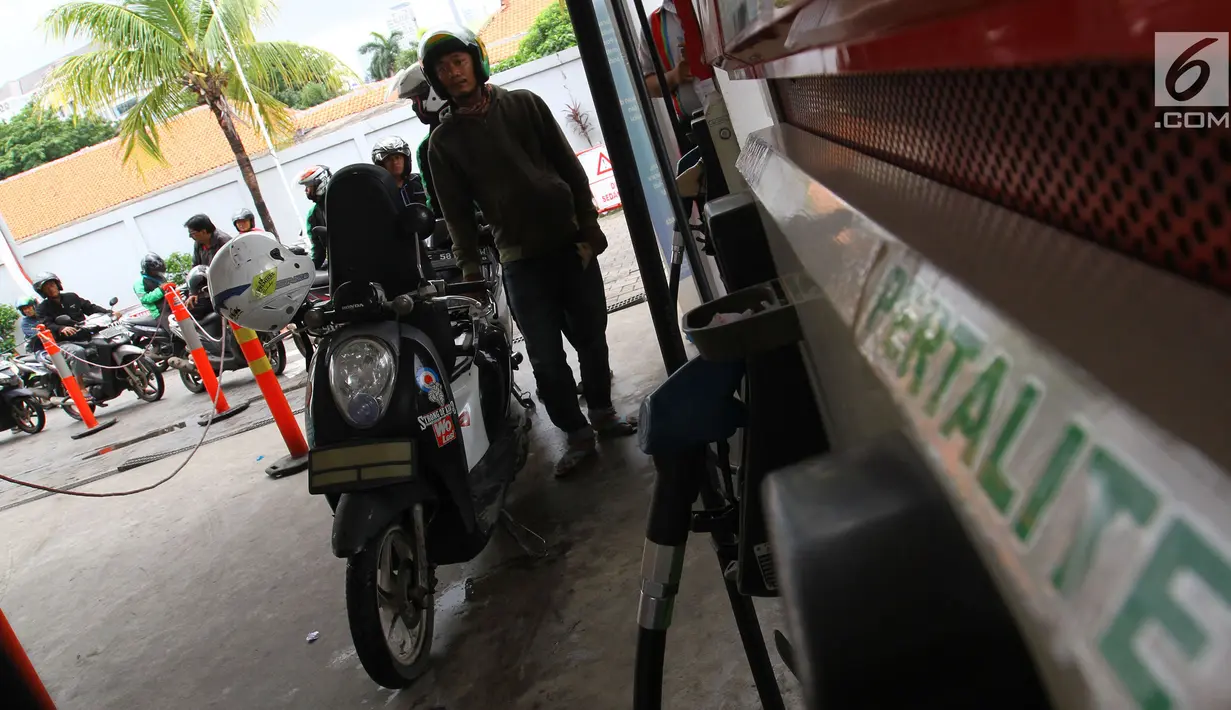 Seorang pengendara menunggu untuk mengisi bahan bakar minyak (BBM) di SPBU Abdul Muis, Jakarta, Jumat (2/2). Angka inflasi bisa lebih tinggi lagi jika nilai tukar rupiah terhadap dolar Amerika Serikat (AS) melemah. (Liputan6.com/Angga Yuniar)