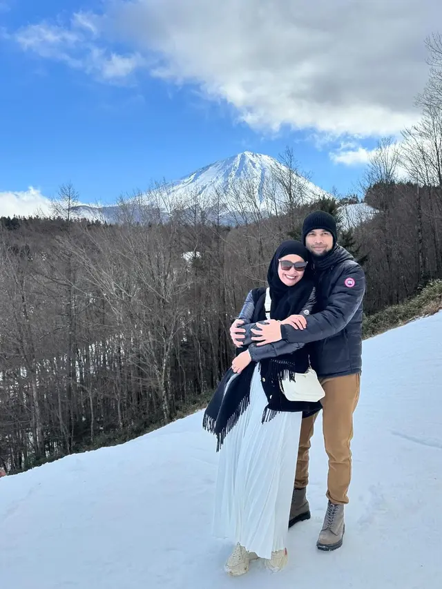7 Potret Teuku Wisnu dan Shireen Sungkar Ajak Anak Liburan ke Jepang, Seru Banget