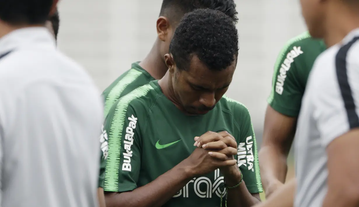 Pemain Timnas Indonesia U-22, Todd Rivaldo, berdoa sebelum memulai internal games di Stadion Madya, Jakarta, Sabtu (19/1). Latihan ini merupakan persiapan jelang Piala AFF U-22. (Bola.com/Yoppy Renato)