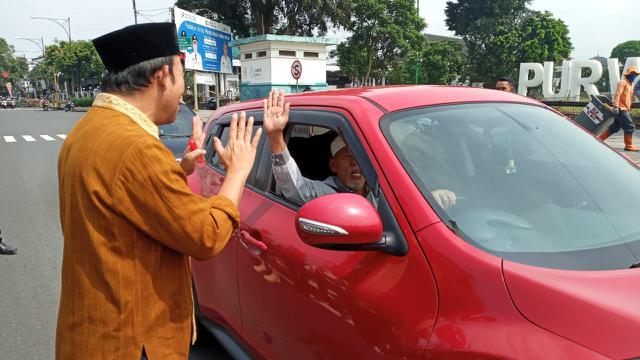 IAI Banyumas bersama Forkompina membagikan 1.000 hand sanitizer gratis untuk pengguna jalan, Purwokerto, 19 Maret 2020. (Liputan6.com/Galoeh Widura)