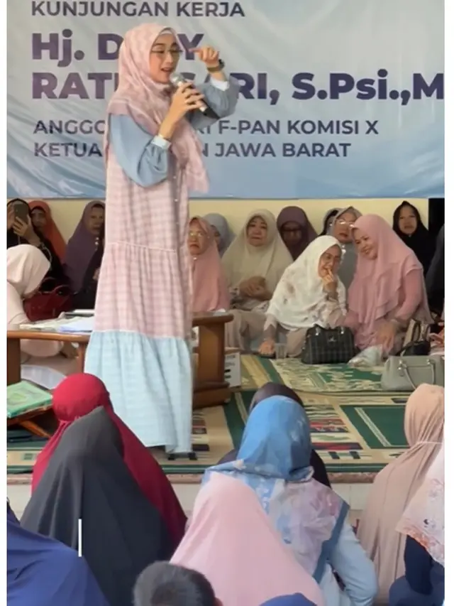 Intip 6 Gamis Kasual ala Desy Ratnasari, Modis dan Nyaman Dipakai Sehari-hari