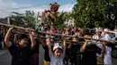 <p>Sebanyak 6 ogoh-ogoh diarak di sepanjang rute Jalan Kenjeran sebelum dibakar. (AFP/Juni Kriswanto)</p>