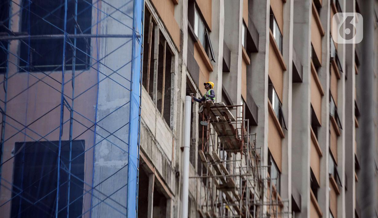 Pekerja menyelesaikan pembangunan proyek Meikarta, Cikarang, Kabupaten Bekasi, Jawa Barat, Selasa (14/2/2023). Proyek Meikarta yang diluncurkan pada tahun 2017 belum juga terselesaikan hingga membuat banyak konsumen mengalami kegagalan dalam serah terima unit apartemen menimbulkan konflik. (Liputan6.com/Faizal Fanani)