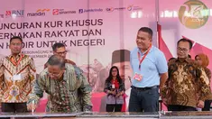 Menko Perekonomian, Darmin Nasution (tengah) disaksikan Direktur Operasional Ritel Askrindo, Anton Fadjar Siregar menandatangani prasasti kandang komunal mitra binaan Askrindo di Wonogiri, Jawa Tengah, Kamis (6/12). (Liputan6.com/HO/Iqbal)